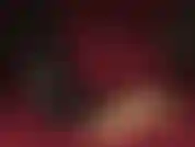 Pisoteando un consolador suave y blando con botas de charol negro.