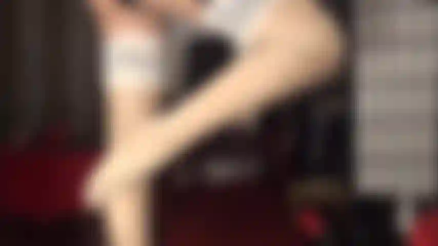 Las capas de nailon brillante hacen que la mariquita se ponga cachonda por la polla: mira cómo la amante agrega medias extra brillantes, pantimedias y una polla negra para complacerte.