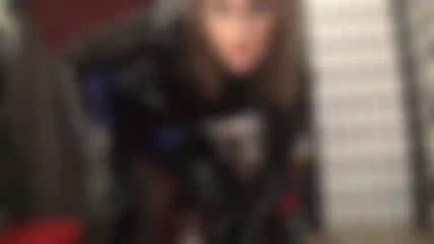 Mistress marca todas tus casillas fetichistas con este atuendo de medias de lycra azul oscuro debajo de un cuerpo de pvc negro y botas altas.