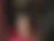 La señora vivian luce preciosa con una blusa de satén negro con volantes, provocando con su fusta y guantes de cuero. Disfrutarás sintiendo este látigo.