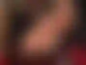 Ama pone sus pies descalzos para que sus lacayos los adoren.