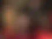 Seducción de piernas sexys - medias de rayas color piel, vestido corto de vinilo, guantes de cuero y mules.