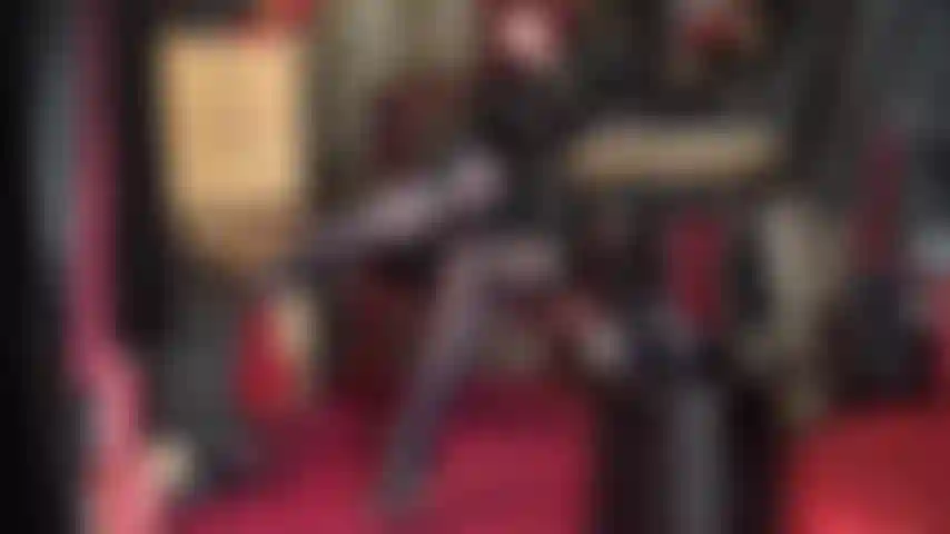 Que se entrega a tu amor por las piernas en pantimedias: admira las largas piernas de la amante revestidas de nailon con medias azul marino brillantes y tacones de aguja con tiras.