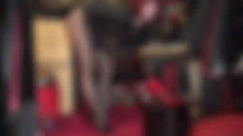 Una polla negra gigante excita tu pito. Oh, sé cuánto anhelas una polla negra enorme, sentirla en tu cara, sentirla palpitar y penetrar tu estrecho coño.