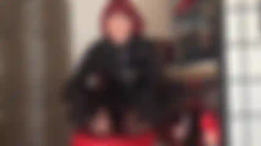 Adoración de pies con medias vintage con costura: la amante usa leggings negros para que puedas concentrarte completamente en los maravillosos pies de nailon.