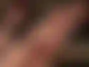 Los pies descalzos perfectos de mi ama se mueven lentamente en tu cara, mientras acaricio tu polla con mis manos desnudas.