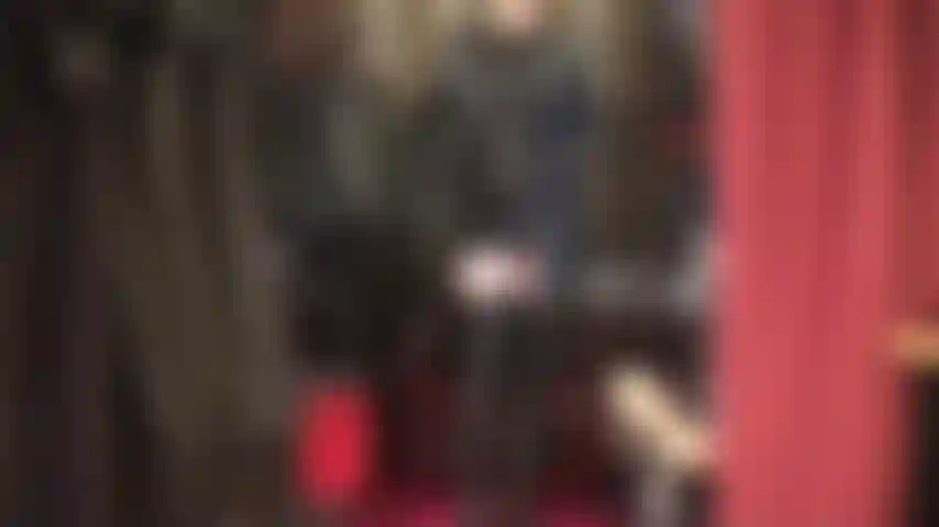 Diosa vestida de cuero negro completo.