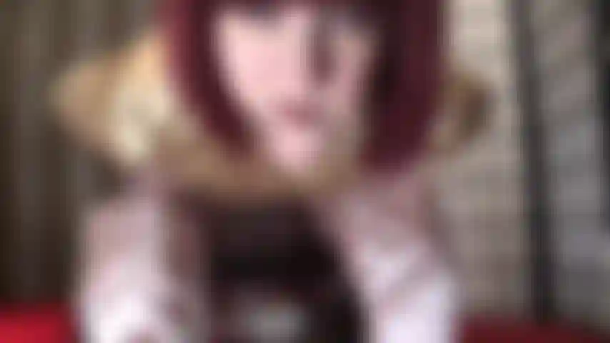 Diosa de satén brillante que adora y juega con la saliva.