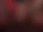 Mis manos desnudas acarician una correa blanca; te encanta cuando acaricio mi gran polla, lubricada y tan brillante, pasando mis dedos largos y sexys a lo largo del eje... Provocando las bolas...