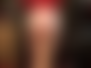 Con fetiche por el satén: te encanta su tacto sedoso y su precioso brillo. ¡Guau! Mi ama lleva bragas rojas de espalda abierta y una blusa roja a juego, además de medias brillantes y fajas vintage.