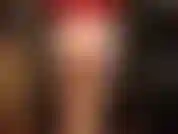 Con fetiche por el satén: te encanta su tacto sedoso y su precioso brillo. ¡Guau! Mi ama lleva bragas rojas de espalda abierta y una blusa roja a juego, además de medias brillantes y fajas vintage.