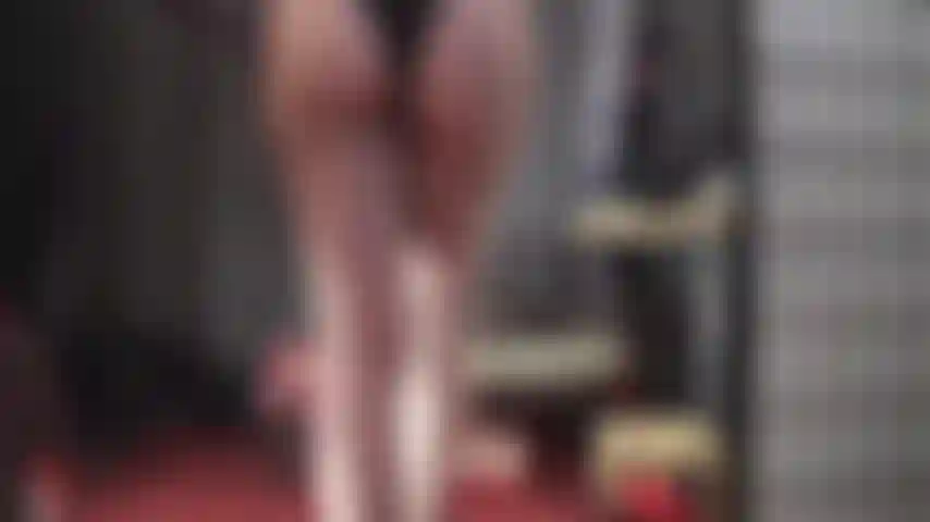 Bonita en morado: medias superiores de encaje sedoso y bragas de encaje.