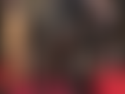 Guantes fetichistas de vinilo pvc brillante, acariciando y lamiendo tacones de plataforma extremos brillantes plateados de 10 pulgadas.