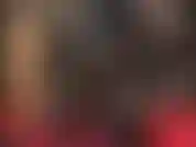 Guantes fetichistas de vinilo pvc brillante, acariciando y lamiendo tacones de plataforma extremos brillantes plateados de 10 pulgadas.