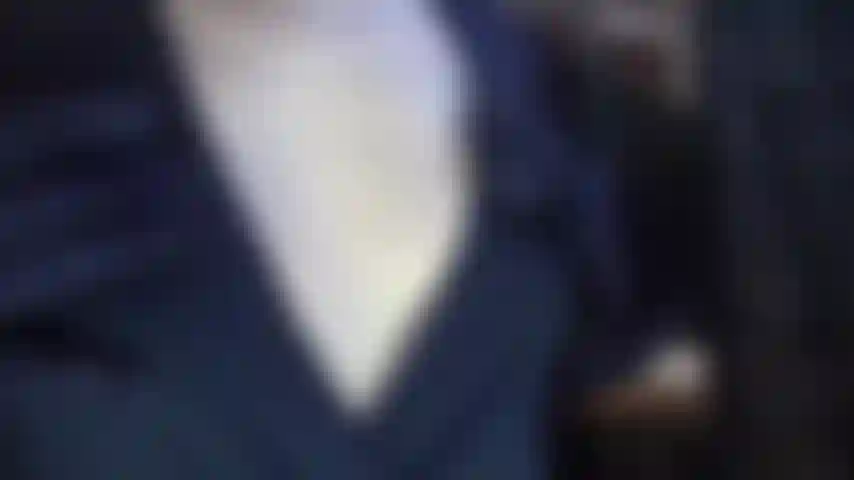 Un bonito body azul escotado que provoca. El pecho de mi amante se ve muy tentador con este body azul marino. ¿Te gustaría que te provocara?