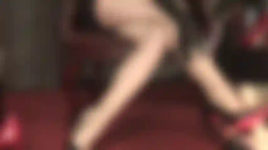 La señora vivian tiene control total sobre tu polla: sus tacones de aguja con suela roja, sus piernas y pies envueltos en pantimedias brillantes tienen el poder de ordeñarte hasta secarte.