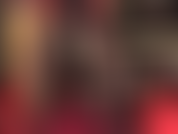 Un enorme strap-on negro envuelto en medias de nailon: la amante te llenará con 17 pulgadas de polla cubierta de nailon.