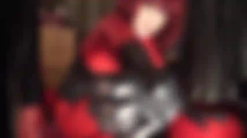 Ojos feroces y dedos de cuero, que te ahogan mientras te miro fijamente a los ojos. Eres adicta a la sensación de mis guantes de cuero que te quitan el aliento.