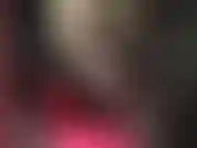 Coqueteo sensual con medias sobre pantimedias, tacones altos brillantes y una minifalda de látex diminuta, corsé de cuero y peluca rubia. Coqueteo sensual con las piernas, adoración del trasero, piernas cruzadas...