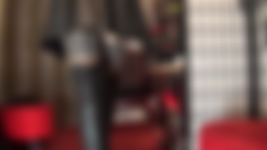 Adoradora de una diosa del cuero: mi amante está vestida con un hermoso cuero negro, una minifalda ajustada y botas altas hasta la rodilla, medias y pantimedias debajo.