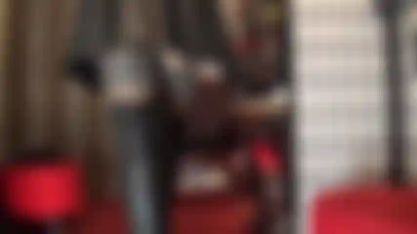 Adoradora de una diosa del cuero: mi amante está vestida con un hermoso cuero negro, una minifalda ajustada y botas altas hasta la rodilla, medias y pantimedias debajo.