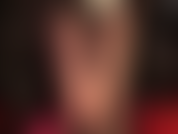 Con medias negras brillantes, piernas y pies excitados, con camisa y corbata, abrigo de cuero y guantes. Atractiva!