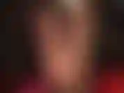 Con medias negras brillantes, piernas y pies excitados, con camisa y corbata, abrigo de cuero y guantes. Atractiva!