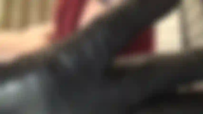 Estos guantes de cuero te ahogan el cuello, te alimentan con deliciosa saliva y te acarician y empujan una enorme polla negra dentro de tu agujero del culo.