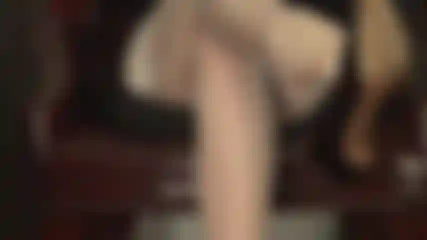 Medias de nailon vintage blancas sedosas y transparentes: es la costura, el tacón cubano, el hermoso brillo de estas medias vintage sostenidas por ligas lo que hace que tu corazón amante del nailon lata mucho más rápido.