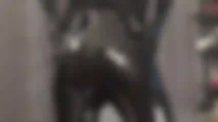 Disfrutando de tu fetiche por todo lo brillante: admira el culo de la amante vivian en elegantes leggings de pvc negro, acariciado por guantes de látex negros que ordeñan tu polla dura.