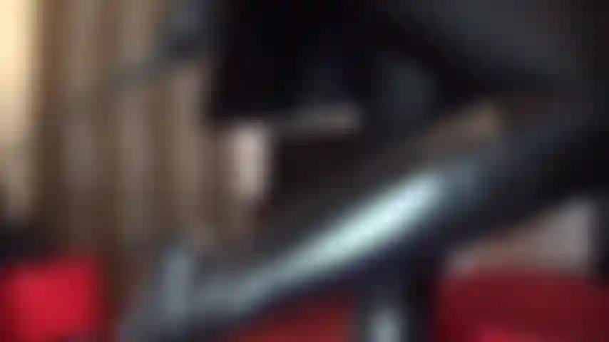 Amante del cuero, amante de las botas, de la fusta, juego con la idea de sentir los guantes de cuero, las botas y el látigo de mi amante...