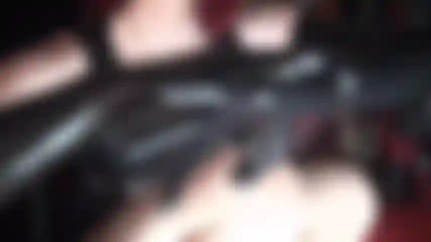 Minifalda sexy de látex, medias y pantimedias brillantes. Mi ama sabe cómo tu pene dolorido gotea con este atuendo... Mucho líquido preseminal... Es hora de que tu diosa del látex te ordeñe hasta dejarte seco...