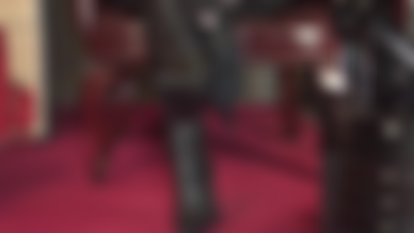 Botas de cuero seducción - la amante vivian sabe de tu deseo más profundo de colocar tu lengua sobre el suave cuero negro, lamiendo el eje, el talón, la suela...