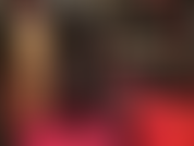 Te animo a que te masturbes con mis piernas cruzadas en pantalones de satén negro y botas altas y brillantes.