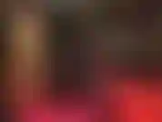 Te animo a que te masturbes con mis piernas cruzadas en pantalones de satén negro y botas altas y brillantes.