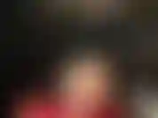 Amante rubia en cuero provocando con los pies descalzos.