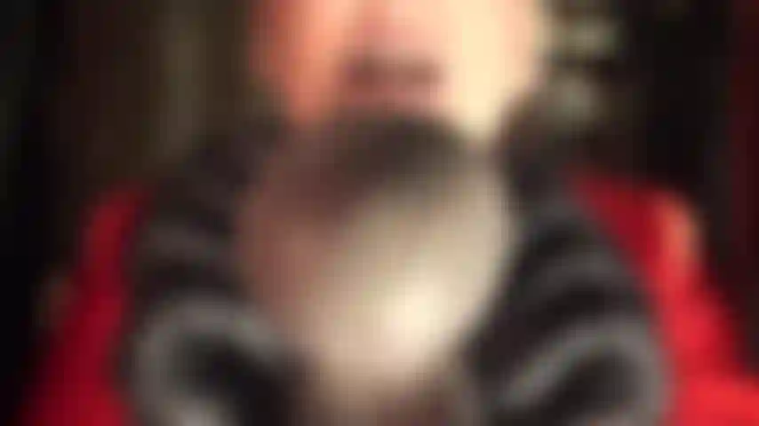 Ama te alimenta con una polla negra y gruesa. Mientras miras a los ojos azules de ama, solo abre la boca y relaja la garganta para recibir esta gran polla negra. ¡Sabroso, ¿verdad?!