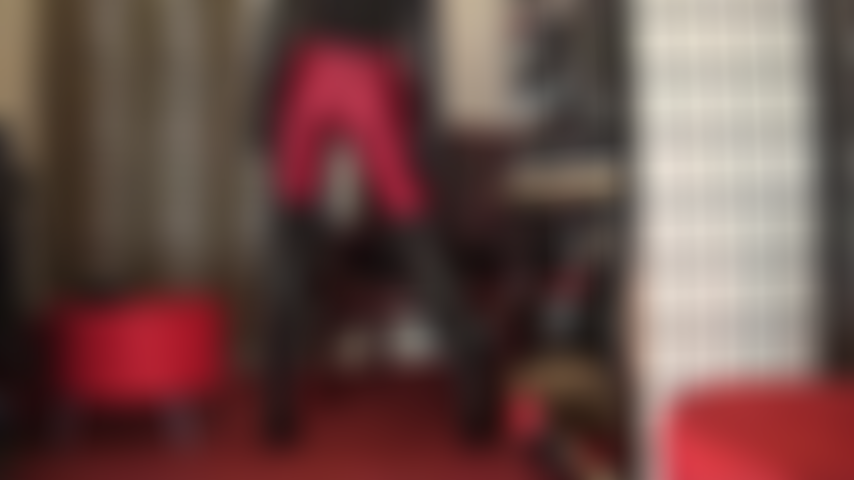 Traje fetichista en rojo y negro: adoración del culo con medias de spandex rojo oscuro brillante con botas de cuero hasta la rodilla, guantes largos de cuero y, finalmente, combinado con pantalones cortos de lycra de cintura alta.
