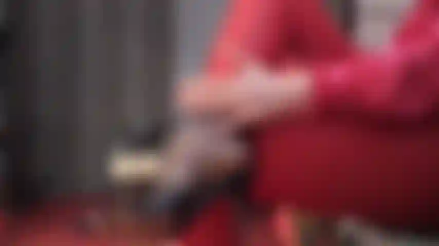 Adoración de pies con medias negras supertransparentes y mules de cuero desgastados. Tan cerca que mi ama te hace soñar con el aroma de sus pies y zapatos de nailon sudados.