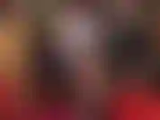 La señora vivian se burla con medias negras transparentes, antes de cambiarse a medias con costura y ligas sexys.