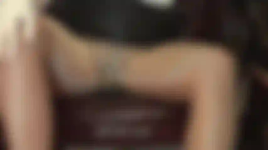 Entrepierna provocativa en bragas y pantimedias de encaje color piel.