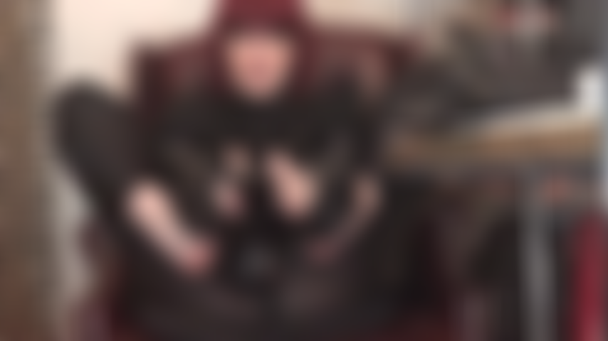 Footjob y handjob con guantes de látex en bbc mientras uso un strap-on negro gigante - la amante vivian frota sus fragantes pies de nailon y sus manos enguantadas de goma por toda esta gran polla negra.