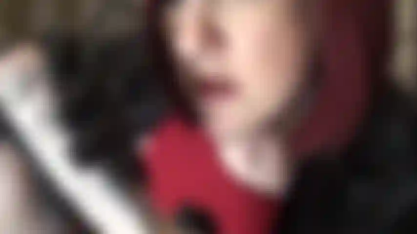 Masturbación con guantes de cuero sobre consolador sin cortar.