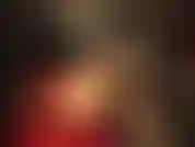 Shorts rojos de satén brillante (parte 2/2): medias negras de encaje con costura y tacones. Mi ama te acaricia la polla, a lo largo de sus medias de nailon y su trasero, incluso atrapándola bajo sus shorts.