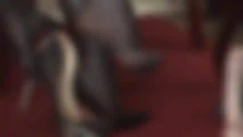 Adoración de pies de diosa de cuero: estos increíbles guantes de cuero y tacones de corsé aceleran tu corazón... Colgando, provocando, acariciando...