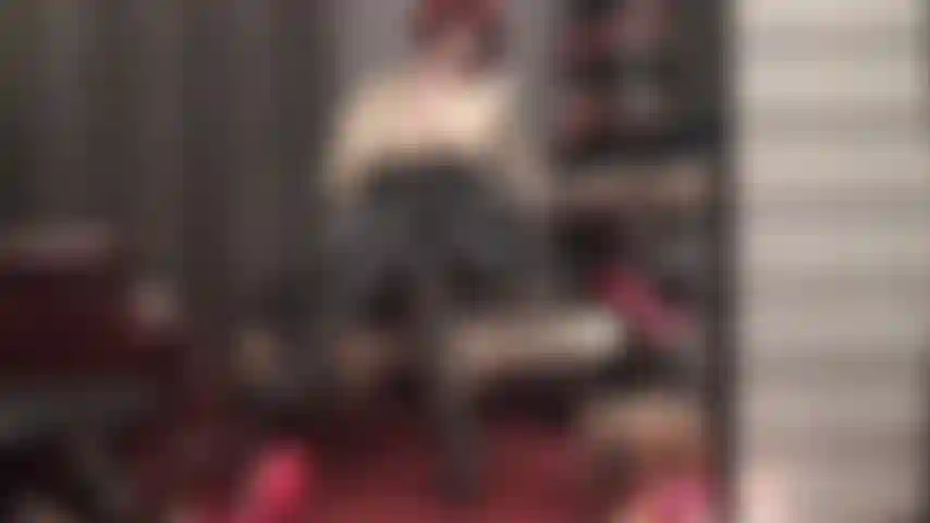 Blusa de satén dorado, corsé de cintura de cuero, pantalones de cuero, guantes de cuero y botas de cuero. Las curvas de tu diosa lucen increíbles en cuero ajustado y satén sedoso.