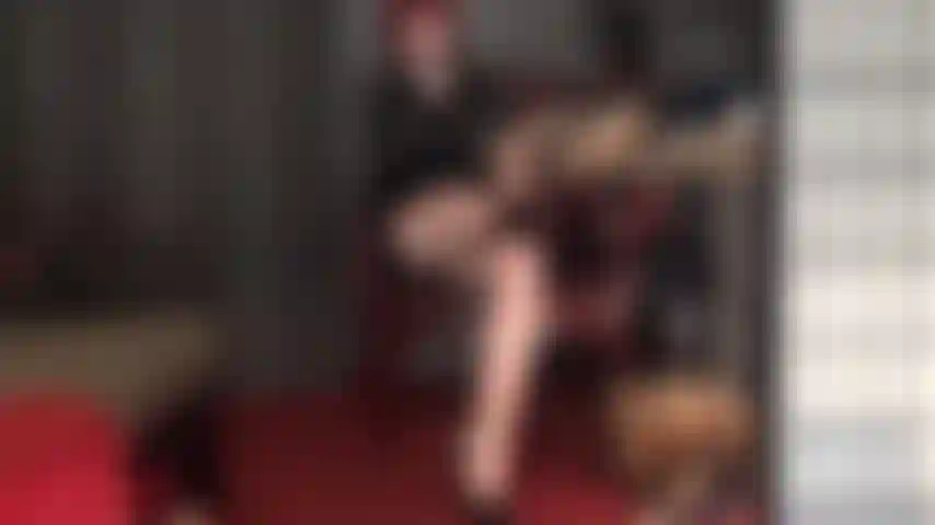 Unas medias color piel con costura trasera negra son tentadoras y provocan al amante de las piernas. La señora vivian pasa lentamente sus dedos y un consolador por estas costuras.