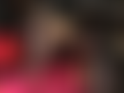 Piernas en pantimedias: imagínate a los pies de tu diosa adorando sus hermosas piernas con un par de medias negras transparentes y tacones fetichistas de acero rojo.