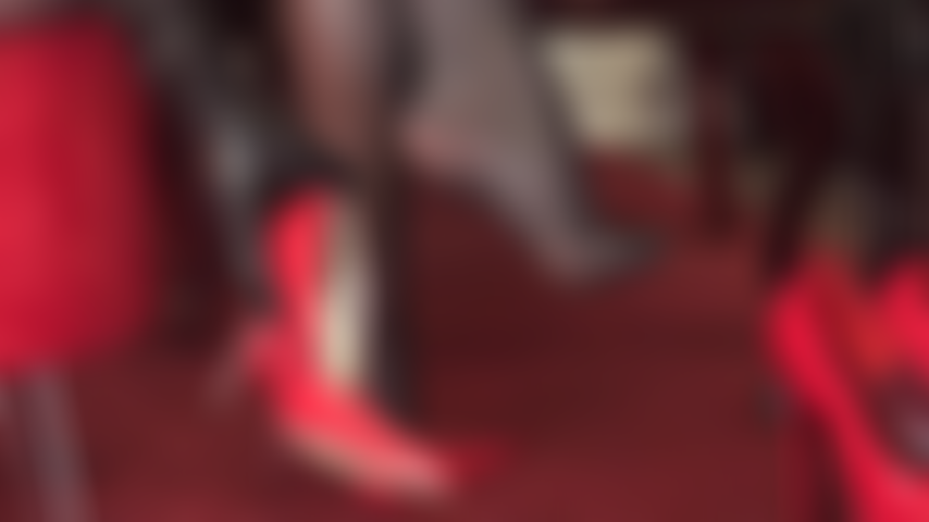 Amante de los tacones altos: este increíble par de tacones de aguja rojos brillantes es tuyo para que los adores mientras te arrodillas a los pies de tu amante.