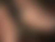 La señora vivian muestra su maravilloso trasero con medias brillantes y un traje de nailon combinado con botas de cuero negro hasta el muslo y sin ellas, provocando con el culo y los pies revestidos de nailon.